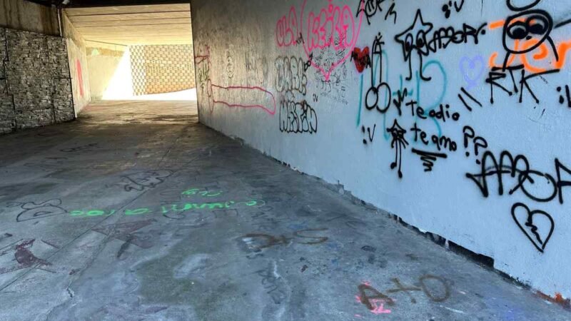 La Policía Local de Arganda del Rey detiene in fraganti a dos personas haciendo grafitis en el túnel de acceso a la Ciudad Deportiva