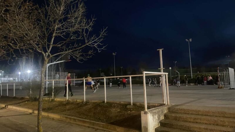 ‘Problemas de la ciudadanía’, los jóvenes se quejan de la no iluminación en el campo de fútbol sala de la ciudad deportiva