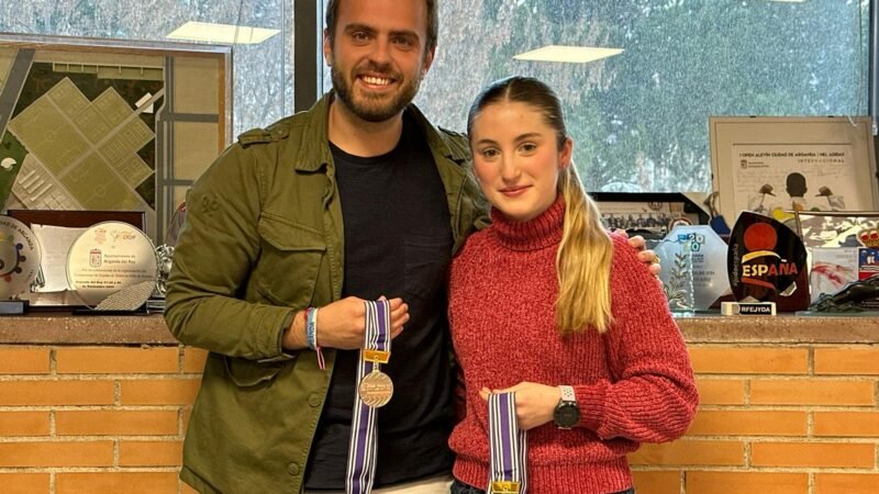 Alberto Escribano, recibe a Sheila Gómez tras su doble plata en el Campeonato del Mundo de patinaje