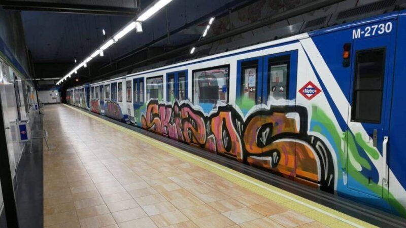 Unos grafiteros detienen el Metro en el trayecto La Poveda-Rivas Vaciamadrid para realizar pintadas