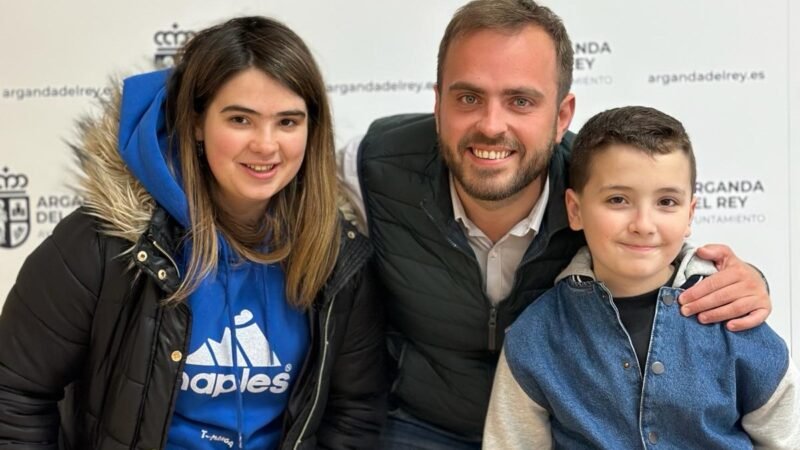 Alberto Escribano recibe a Rubén y Lidia en el Día Mundial del Autismo para conocer y concienciar sobre el TEA