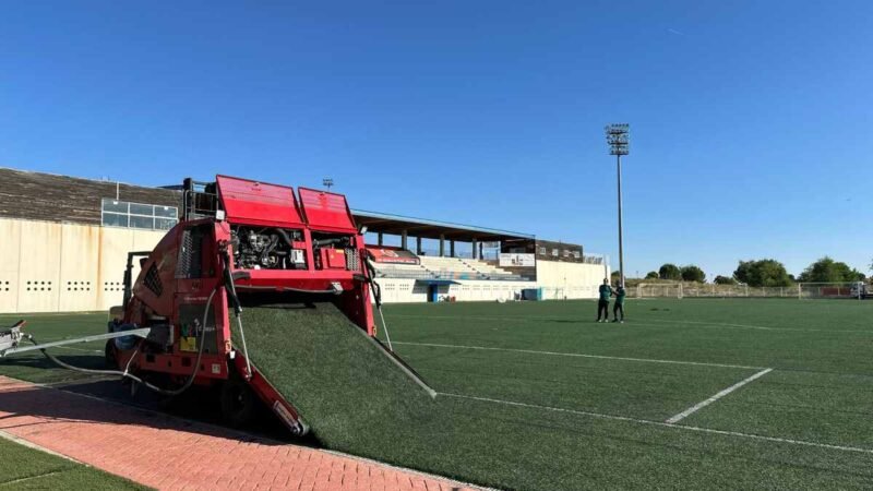 Renovado por primera vez desde su construcción el césped artificial y el sistema de riego del campo de fútbol de la Ciudad del Fútbol