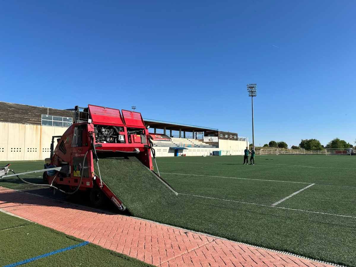 Renovado por primera vez desde su construcción el césped artificial y el sistema de riego del campo de fútbol de la Ciudad del Fútbol