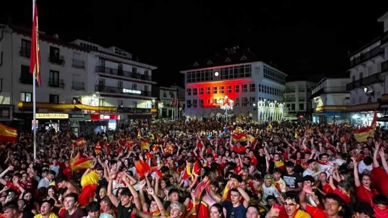 Miles de personas abarrotan la Plaza de Arganda para vivir la victoria de España en la Eurocopa