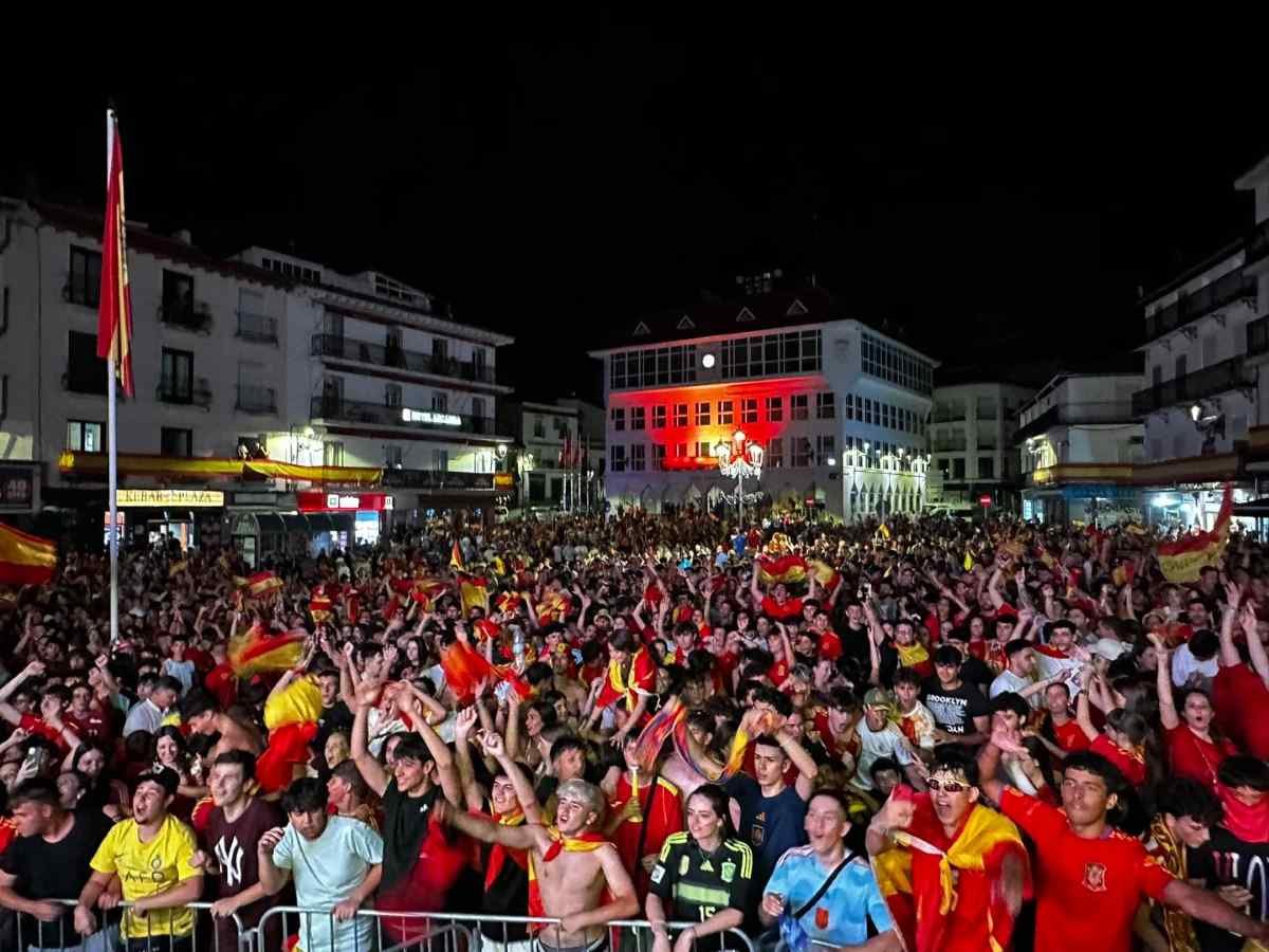 Miles de personas abarrotan la Plaza de Arganda para vivir la victoria de España en la Eurocopa