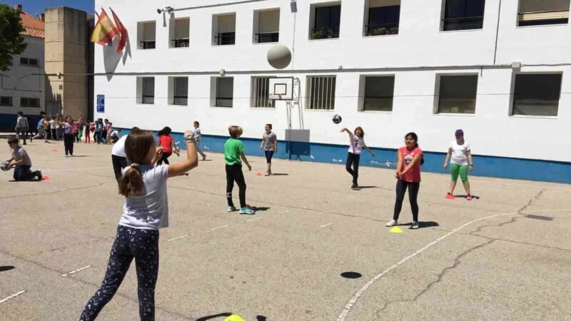 Comienza la instalación de una pérgola para los más pequeños del CEIP Carretas con el objetivo de aumentar las zonas de sombra