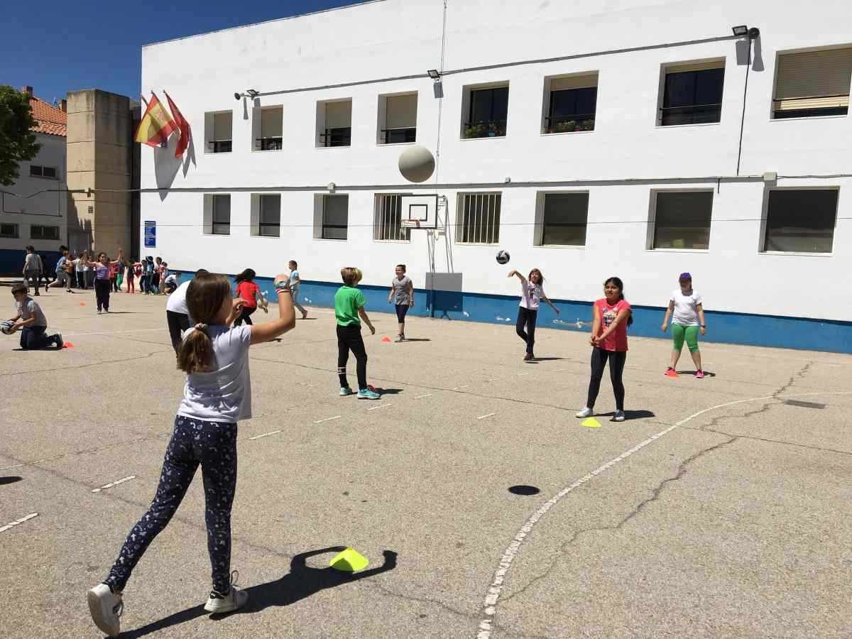 Comienza la instalación de una pérgola para los más pequeños del CEIP Carretas con el objetivo de aumentar las zonas de sombra