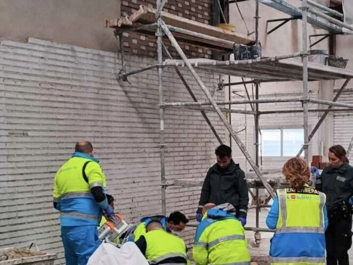 Grave accidente laboral en Arganda del Rey: Un trabajador herido grave tras caer de un andamio de tres metros