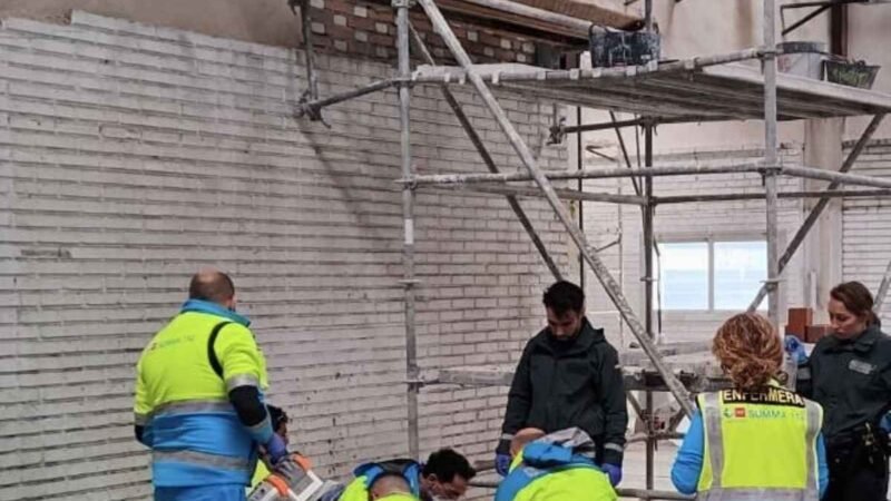 Grave accidente laboral en Arganda del Rey: Un trabajador herido grave tras caer de un andamio de tres metros