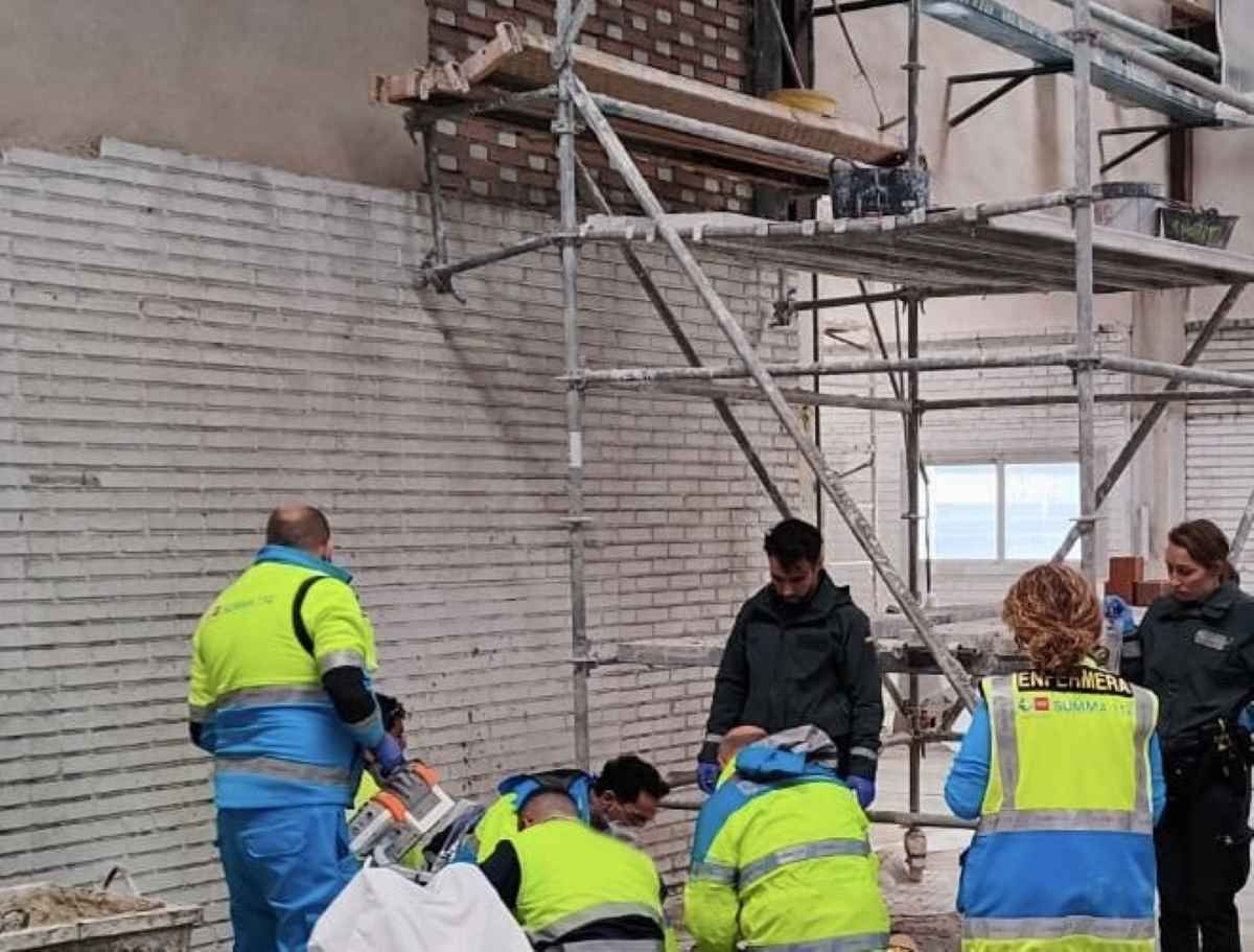 Grave accidente laboral en Arganda del Rey: Un trabajador herido grave tras caer de un andamio de tres metros