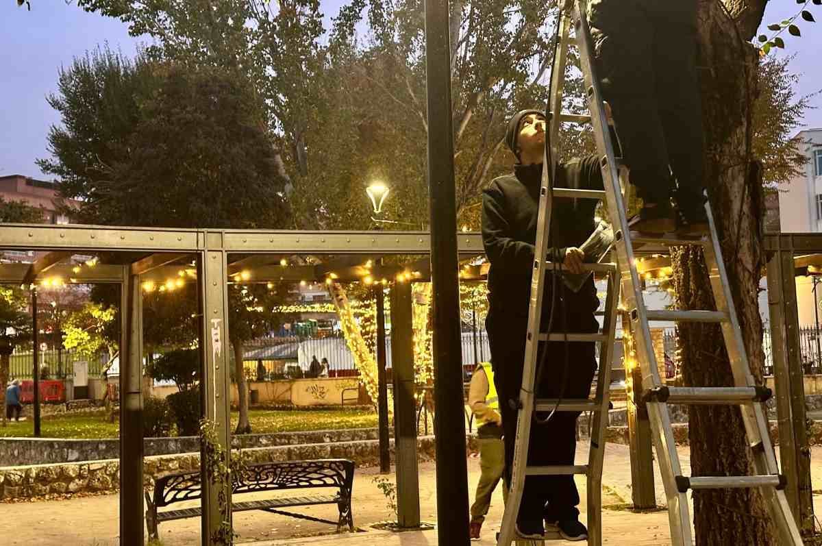 1.200 metros de luz, más de 70 figuras y animales en el estanque para el espectáculo navideño del Parque de los Patos