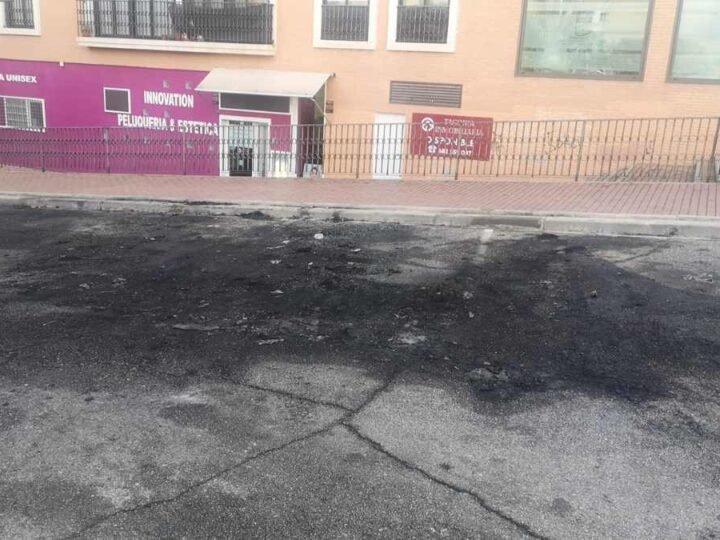 ‘Problemas de la ciudadanía’, vecinos de la calle Francisco Rabal solicitan limpieza de los aparcamientos tras el recuente incendio