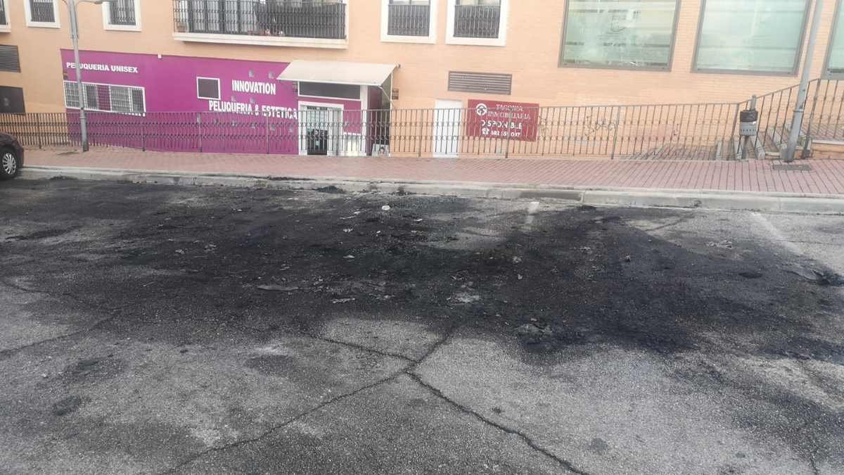 ‘Problemas de la ciudadanía’, vecinos de la calle Francisco Rabal solicitan limpieza de los aparcamientos tras el recuente incendio