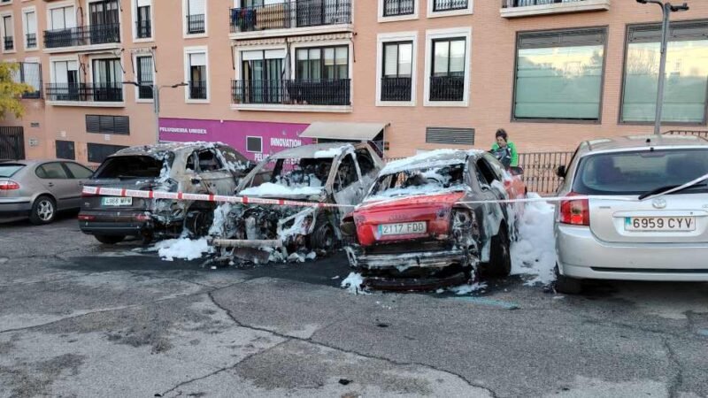 Incendio en Arganda del Rey deja varios coches calcinados a la altura del Zoco