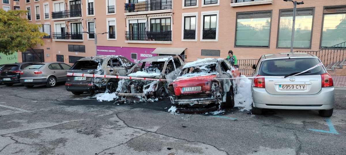 Incendio en Arganda del Rey deja varios coches calcinados a la altura del Zoco