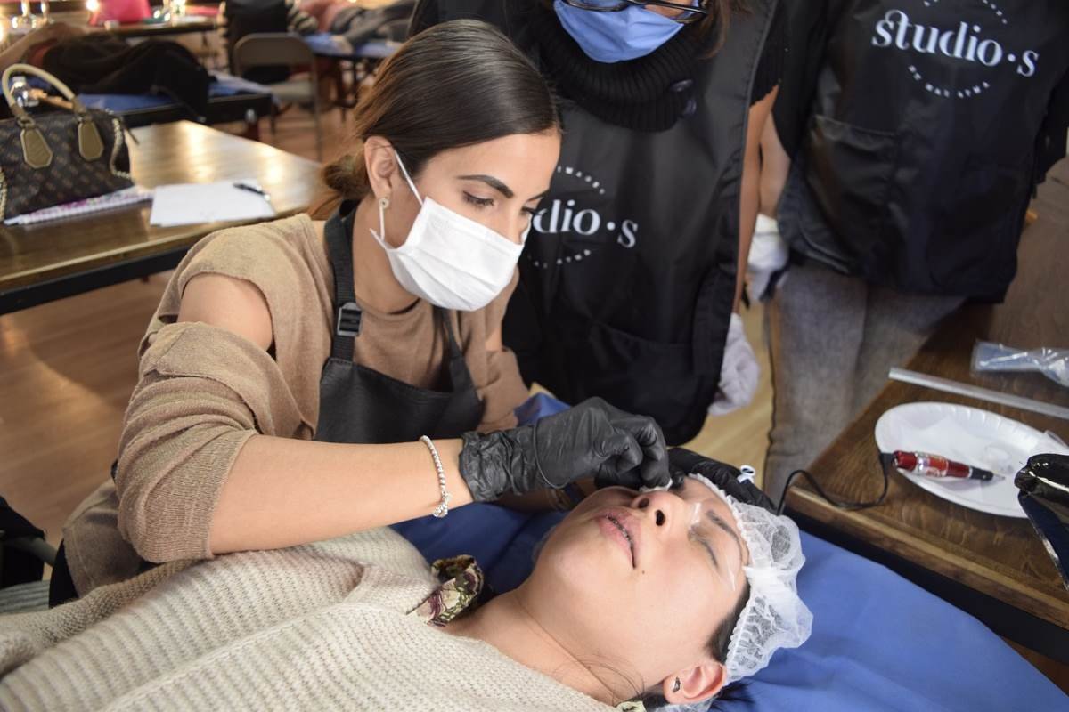 Microblading de cejas en Madrid: La tendencia que redefine tu mirada