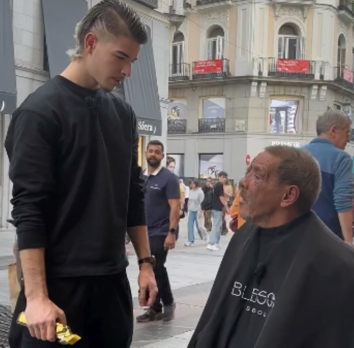 Samuel Carballares el joven argandeño que está cambiado la vida de las personas en Madrid con sus cortes de pelo gratis