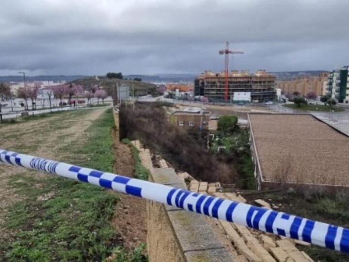 Cerrado el paseo peatonal junto al Colegio SEI Virgen de la Soledad por desprendimiento de un muro