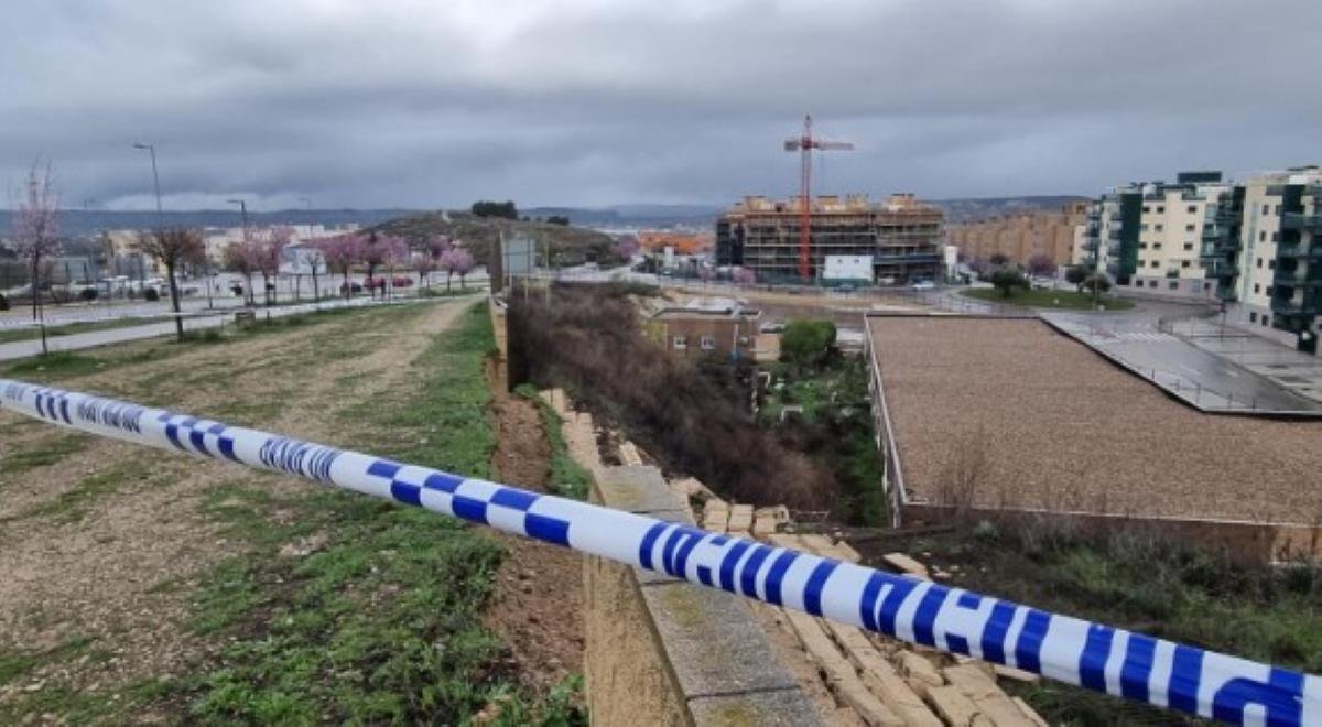 Cerrado el paseo peatonal junto al Colegio SEI Virgen de la Soledad por desprendimiento de un muro