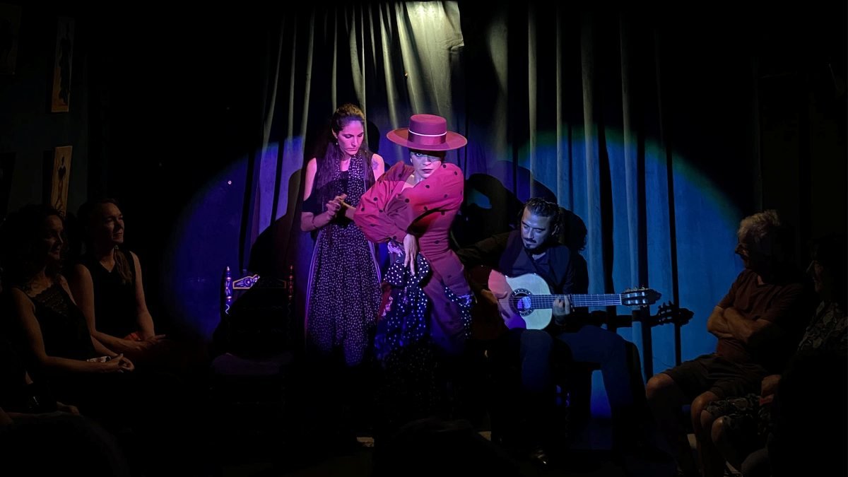 Vive la auténtica esencia del flamenco en Sevilla con Tablao Flamenco Azahar