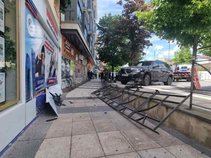 Accidente frente al Zoco de Arganda: un coche se empotra en un local pero no hay que lamentar heridos