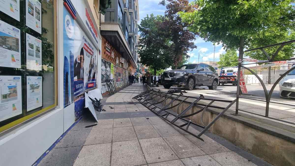 Accidente frente al Zoco de Arganda: un coche se empotra en un local pero no hay que lamentar heridos