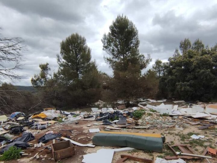 ‘Problemas de la ciudadanía’, indignación vecinal por la acumulación de basura en el Parque Natural del Sureste