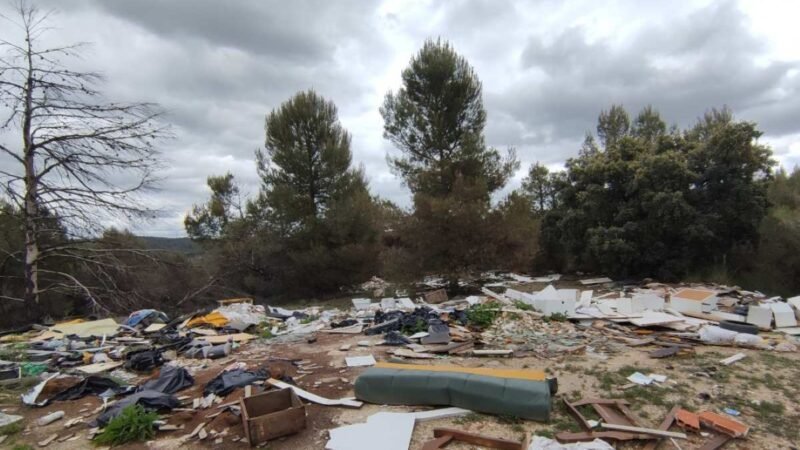 ‘Problemas de la ciudadanía’, indignación vecinal por la acumulación de basura en el Parque Natural del Sureste