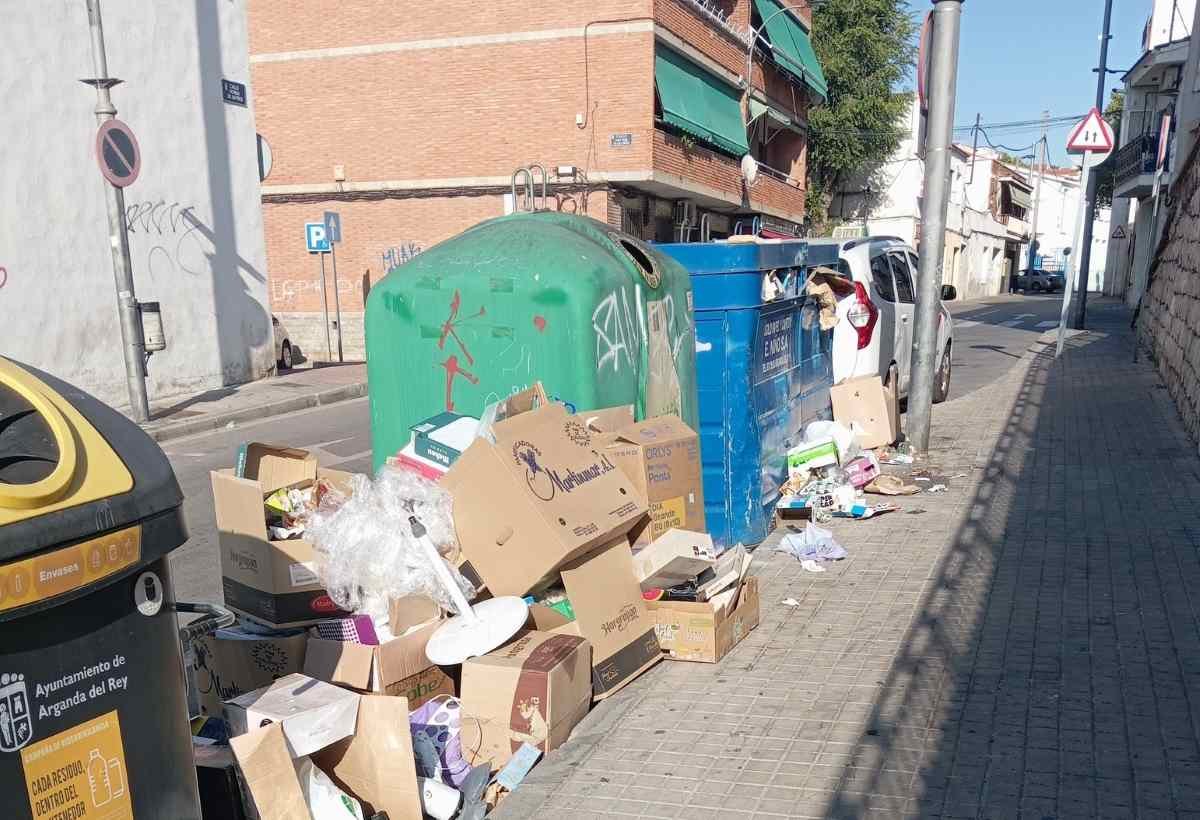 Vecinos de Arganda y del barrio de La Poveda denuncian insalubridad por contenedores cerca de viviendas
