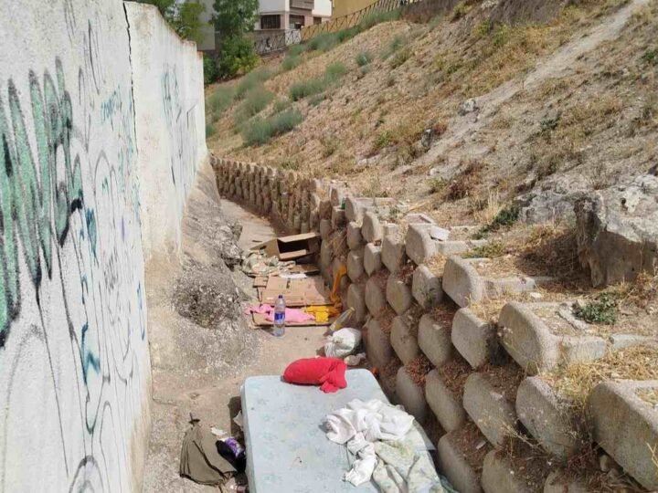 ‘Problemas de la ciudadanía’, vecinos de la Calle Maestro Albéniz denuncian la proliferación de suciedad y pernoctas en un pasillo trasero