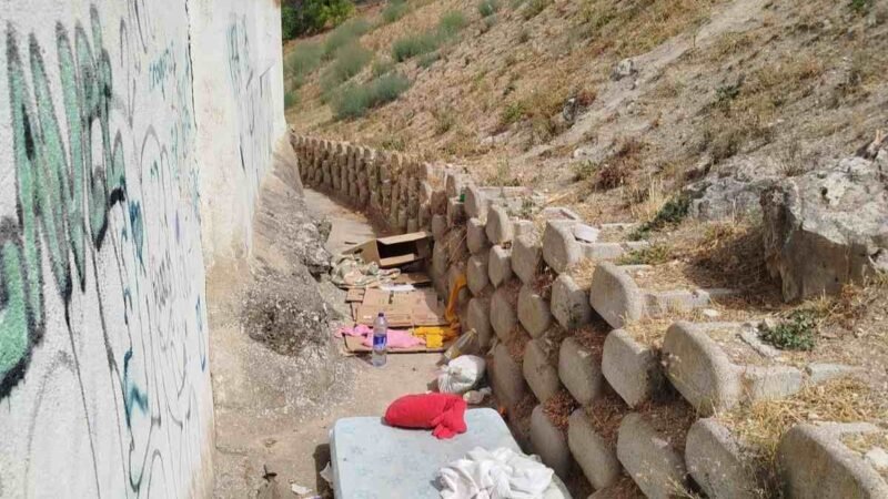 ‘Problemas de la ciudadanía’, vecinos de la Calle Maestro Albéniz denuncian la proliferación de suciedad y pernoctas en un pasillo trasero
