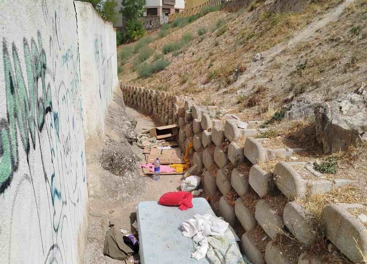 ‘Problemas de la ciudadanía’, vecinos de la Calle Maestro Albéniz denuncian la proliferación de suciedad y pernoctas en un pasillo trasero