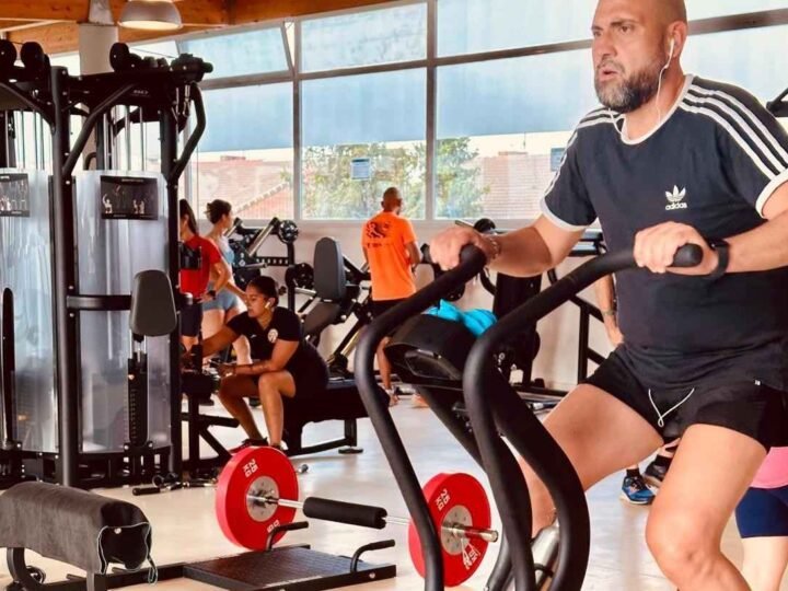 El gimnasio municipal de La Poveda reabre con maquinaria de última generación
