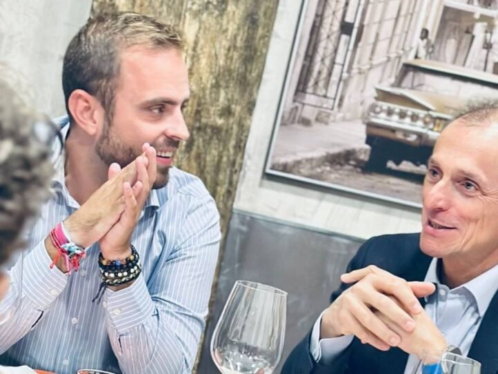 El alcalde de Arganda se reúne con Pedro Duque para avanzar en los proyectos de Hispasat en el municipio