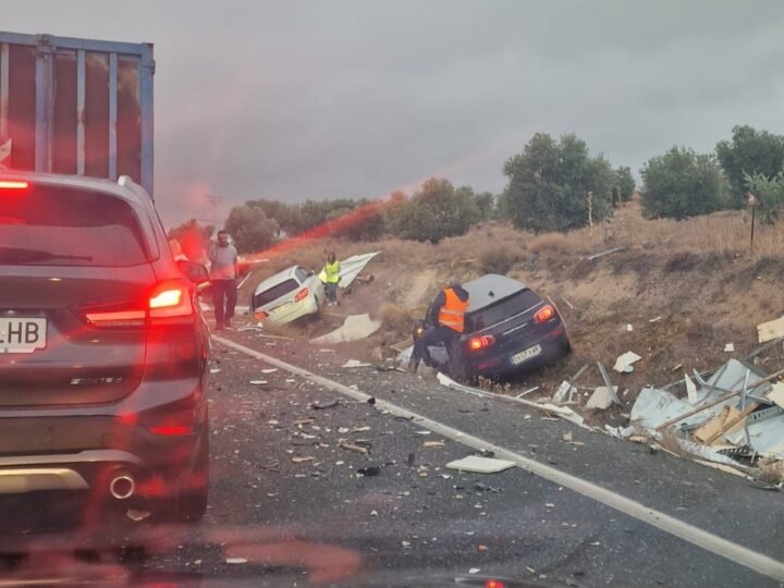 Un aparatoso accidente en la M-300 se salda sin heridos graves pero provoca grandes retenciones a la salida de Arganda hacia Loeches