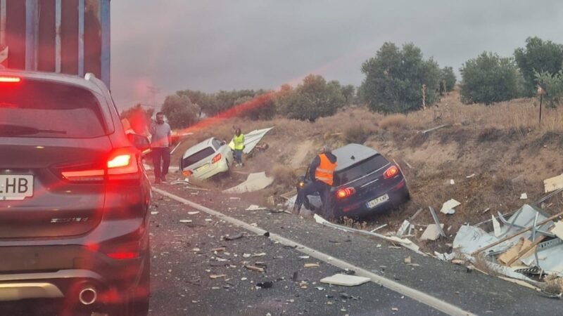 Un aparatoso accidente en la M-300 se salda sin heridos graves pero provoca grandes retenciones a la salida de Arganda hacia Loeches