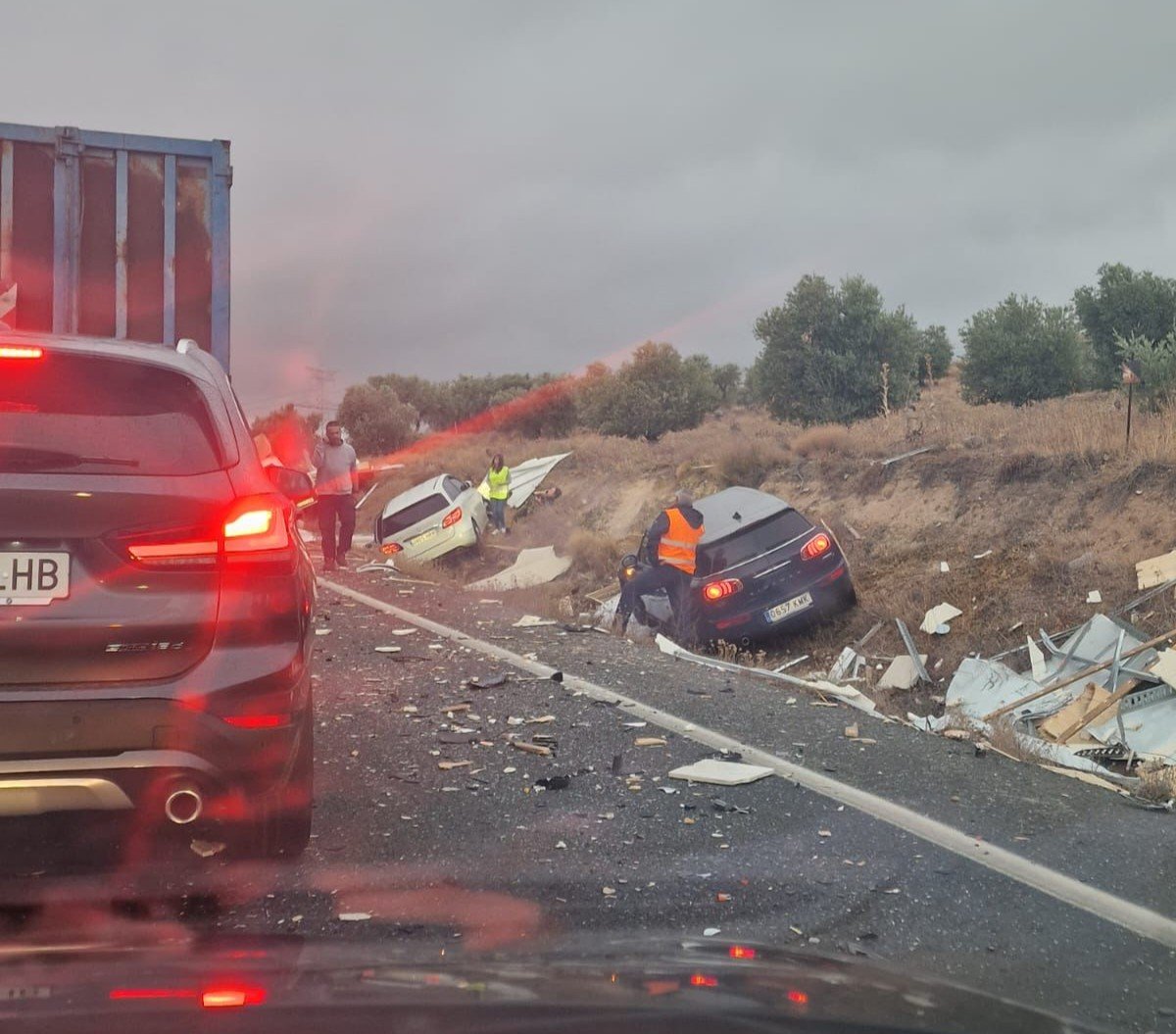 Un aparatoso accidente en la M-300 se salda sin heridos graves pero provoca grandes retenciones a la salida de Arganda hacia Loeches