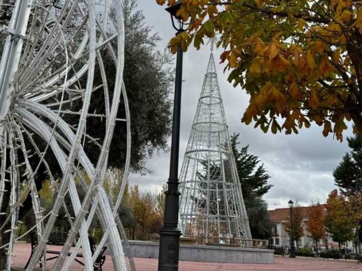 Arganda del Rey comienza a prepararse para la Navidad con una iluminación más amplia y sorprendente
