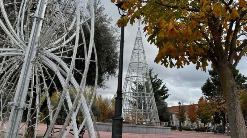 Arganda del Rey comienza a prepararse para la Navidad con una iluminación más amplia y sorprendente