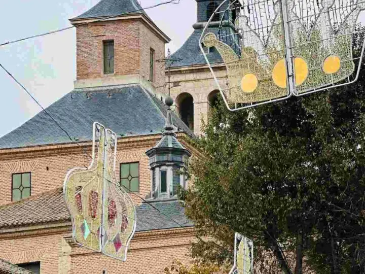 “En Arganda somos de los Reyes”: 30 coronas llenan la Plaza de la Constitución