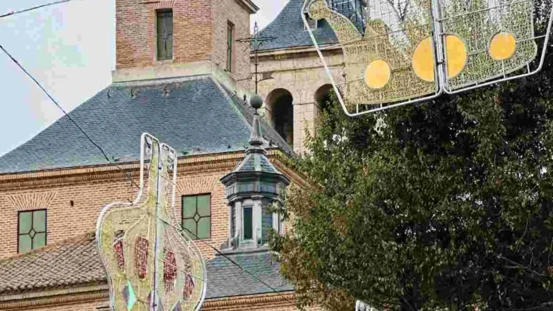 “En Arganda somos de los Reyes”: 30 coronas llenan la Plaza de la Constitución