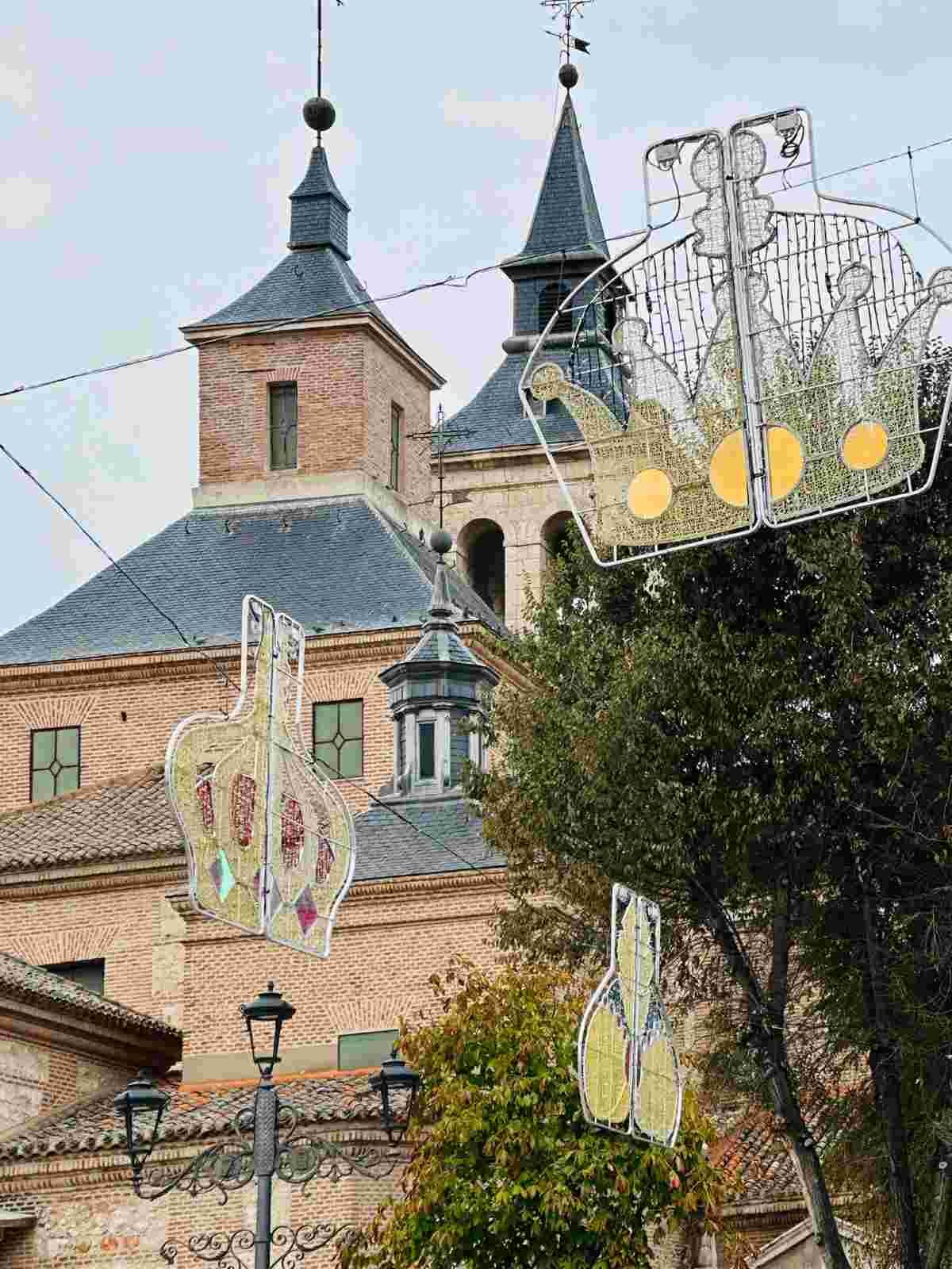 “En Arganda somos de los Reyes”: 30 coronas llenan la Plaza de la Constitución
