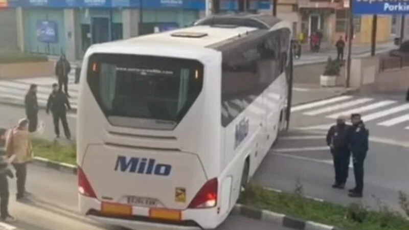 Un autobús queda atravesado en la Avenida del Ejército y obliga a cortar el tráfico en Arganda del Rey