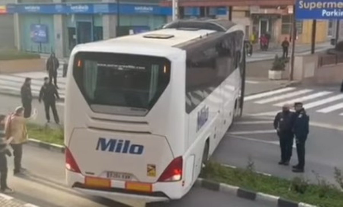 Un autobús queda atravesado en la Avenida del Ejército y obliga a cortar el tráfico en Arganda del Rey