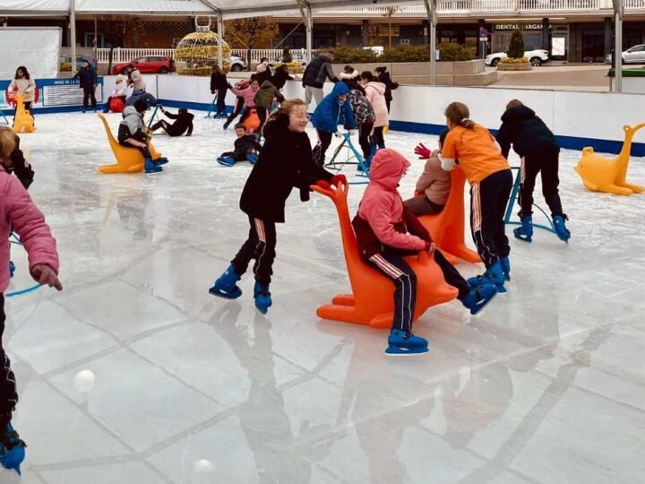 Más de 2.100 alumnos de Arganda disfrutarán de la pista de hielo municipal estas Navidades