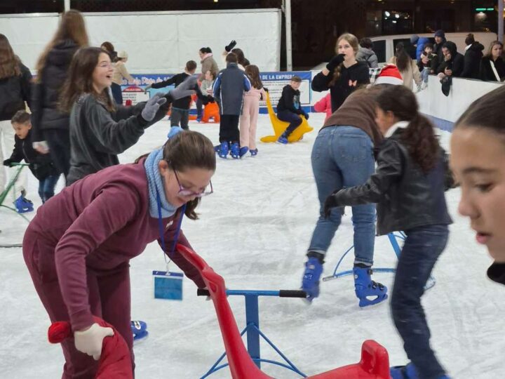 La pista de hielo de la Plaza de la Alegría supera los 4.000 visitantes y amplía su horario hasta enero