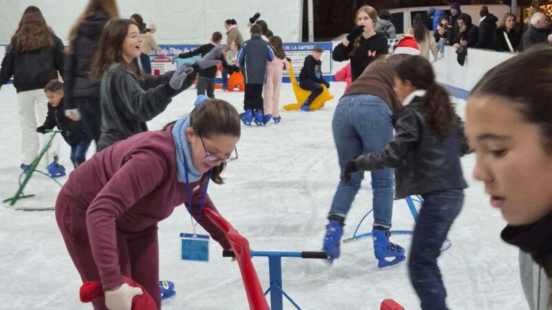 La pista de hielo de la Plaza de la Alegría supera los 4.000 visitantes y amplía su horario hasta enero