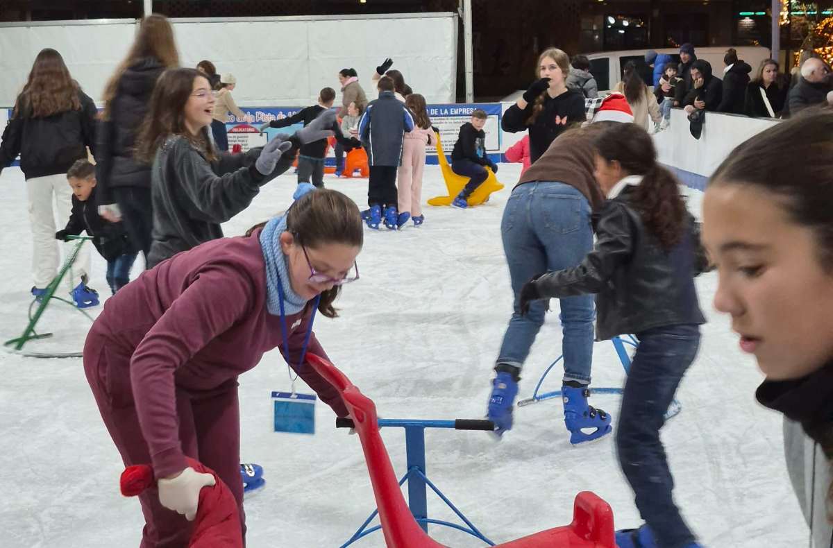 La pista de hielo de la Plaza de la Alegría supera los 4.000 visitantes y amplía su horario hasta enero