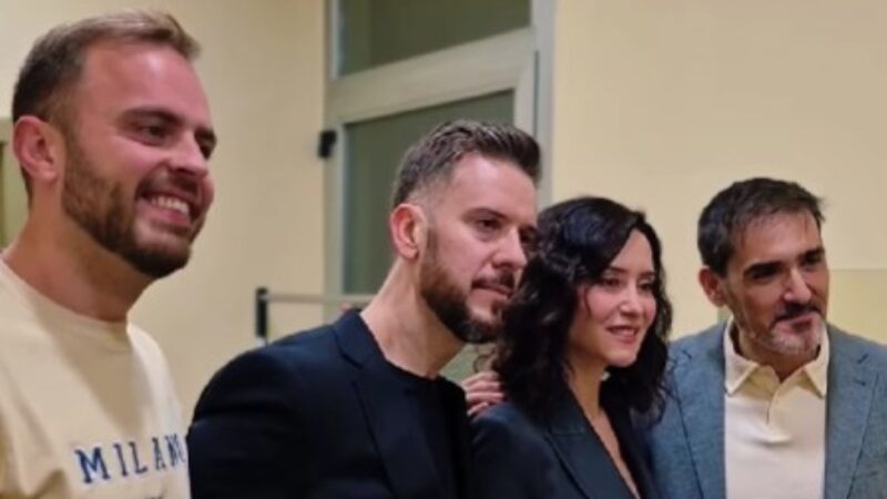 Ayuso arropa en Arganda del Rey el concierto de Los Meconios en una noche marcada por la controversia política