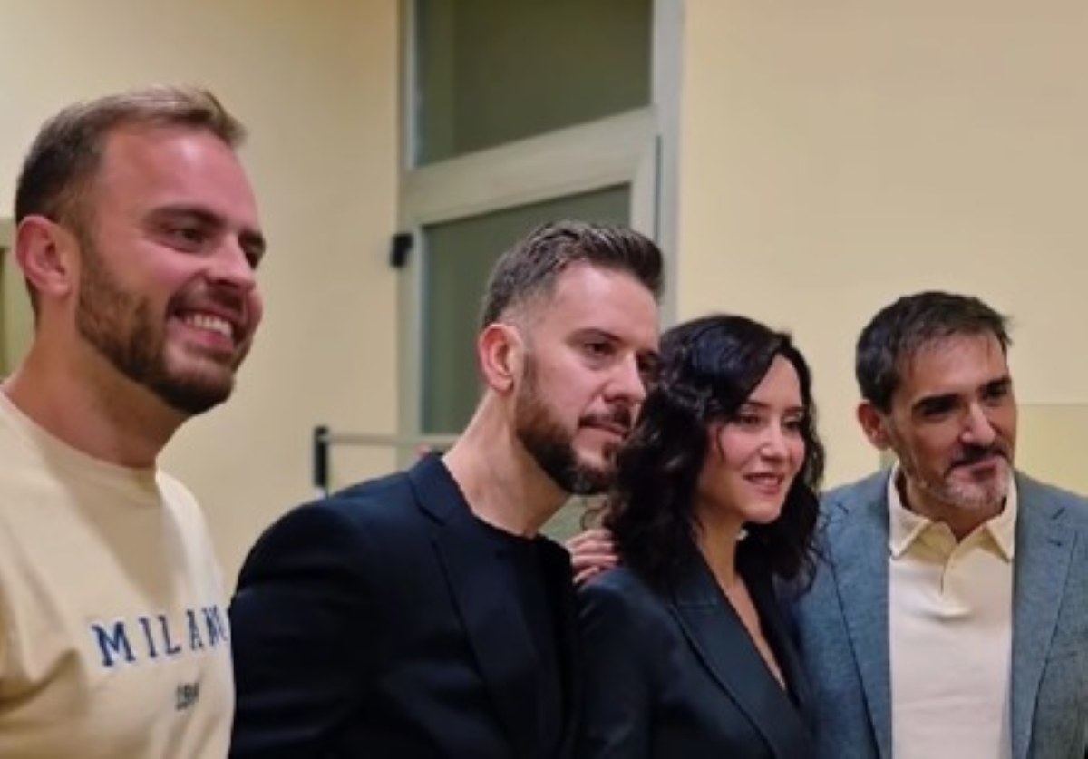 Ayuso arropa en Arganda del Rey el concierto de Los Meconios en una noche marcada por la controversia política